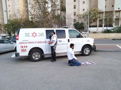Paramédicos muçulmanos e judeus oram juntos contra a COVID-19 em Israel