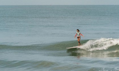 Primeira surfista da Índia está mudando a percepção de seu país sobre o oceano