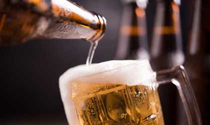 Garrafa e copo de cerveja