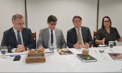 Bolsonaro volta a citar extração ilegal de madeira, mas não aponta culpados