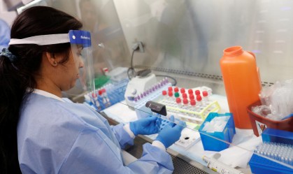 Médica testa substâncias em laboratório de Nova York