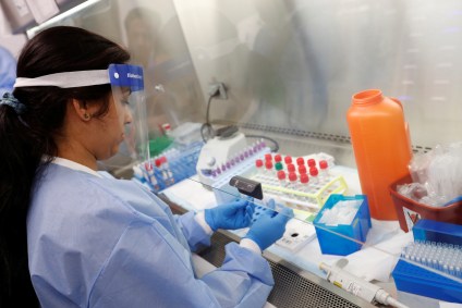 Médica testa substâncias em laboratório de Nova York