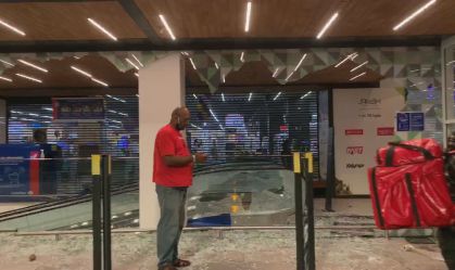 Fachada destruída de supermercado Carrefour em São Paulo (20.nov.2020)