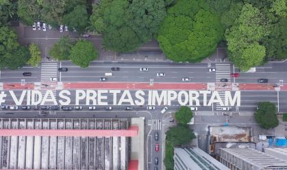 Avenida Paulista amanhece com frase "Vidas Pretas Importam" pintada no asfalto