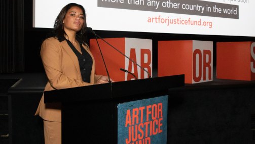 Tyra Patterson em discurso para o Fundo Arte para Justiça