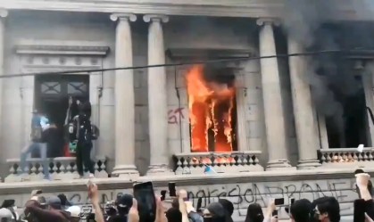 Congresso da Guatemala é incendiado por manifestantes