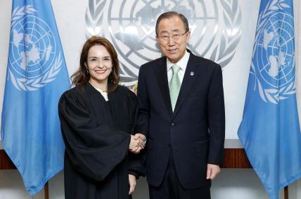 O ex-secretário-geral da ONU, Ban Ki-moon, parabeniza a juíza Martha Schmidt