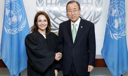 O ex-secretário-geral da ONU, Ban Ki-moon, parabeniza a juíza Martha Schmidt
