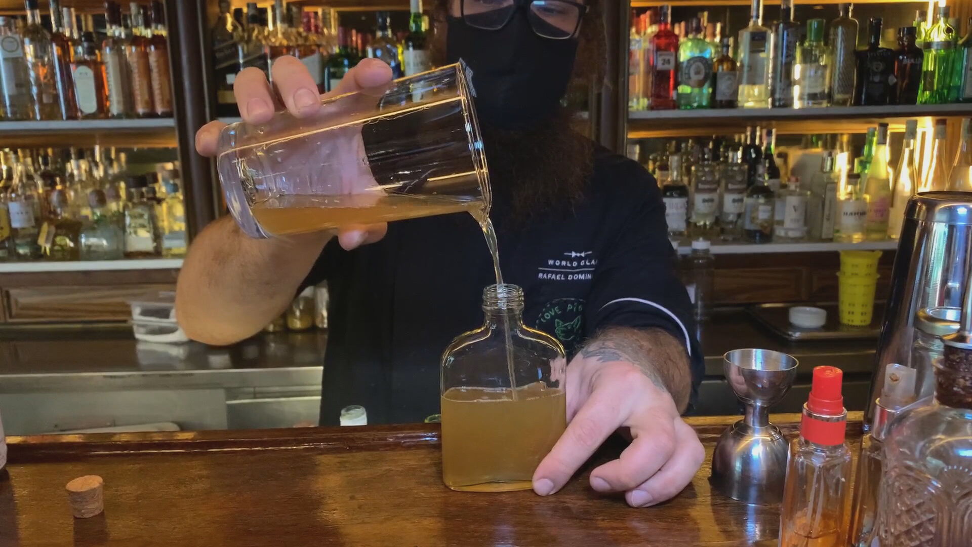 Vendas online de bebidas alcoólicas aumentam 960% na pandemia (22.nov.2020)