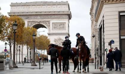 Policiais monitoram cumprimento de lockdown em Paris