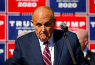 Rudy Giuliani e vendedor de travesseiros brilham em premiação do pior do cinema