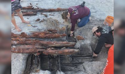 Tempestade nos EUA revela destroços de navio em praia da Flórida
