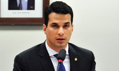 Acusado de estupro, senador Irajá procura colegas para se defender