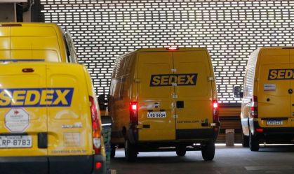 Movimento no Centro de Tratamento de Encomendas dos Correios, em Benfica