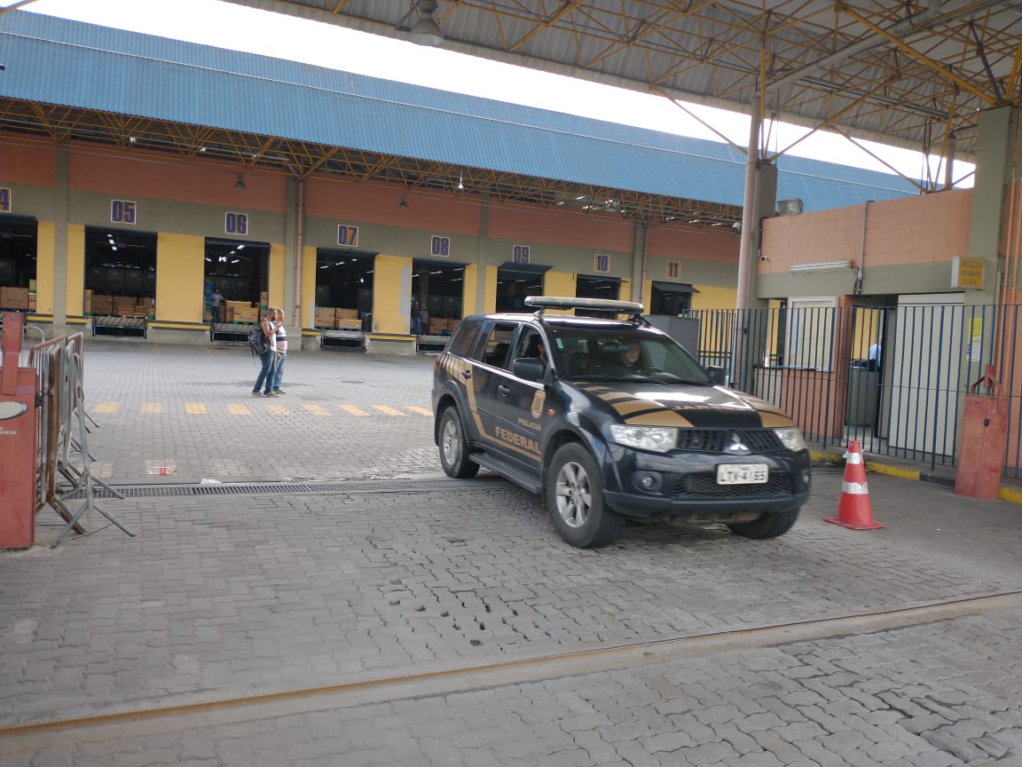 PF no Centro de Tratamento de Encomendas dos Correios em Benfica, na zona norte 
