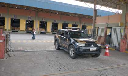 PF no Centro de Tratamento de Encomendas dos Correios em Benfica, na zona norte 
