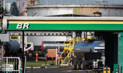 Petrobras reduz preço da gasolina em 5% a partir de sábado; diesel cai 3%