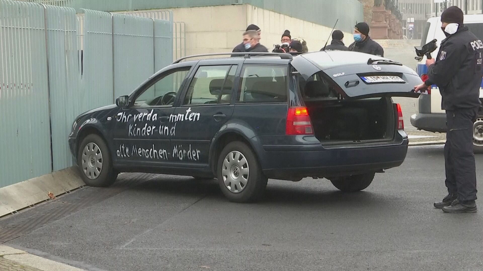  Carro bate em portão do escritório de Angela Merkel, em Berlim