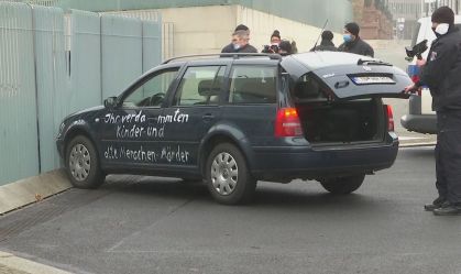 Carro bate em portão do escritório de Angela Merkel, em Berlim