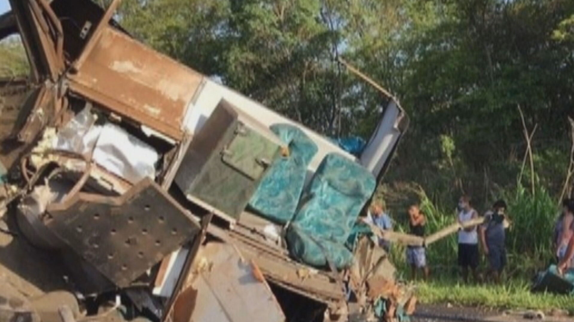 Acidente com ônibus e caminhão deixa 22 mortos em SP