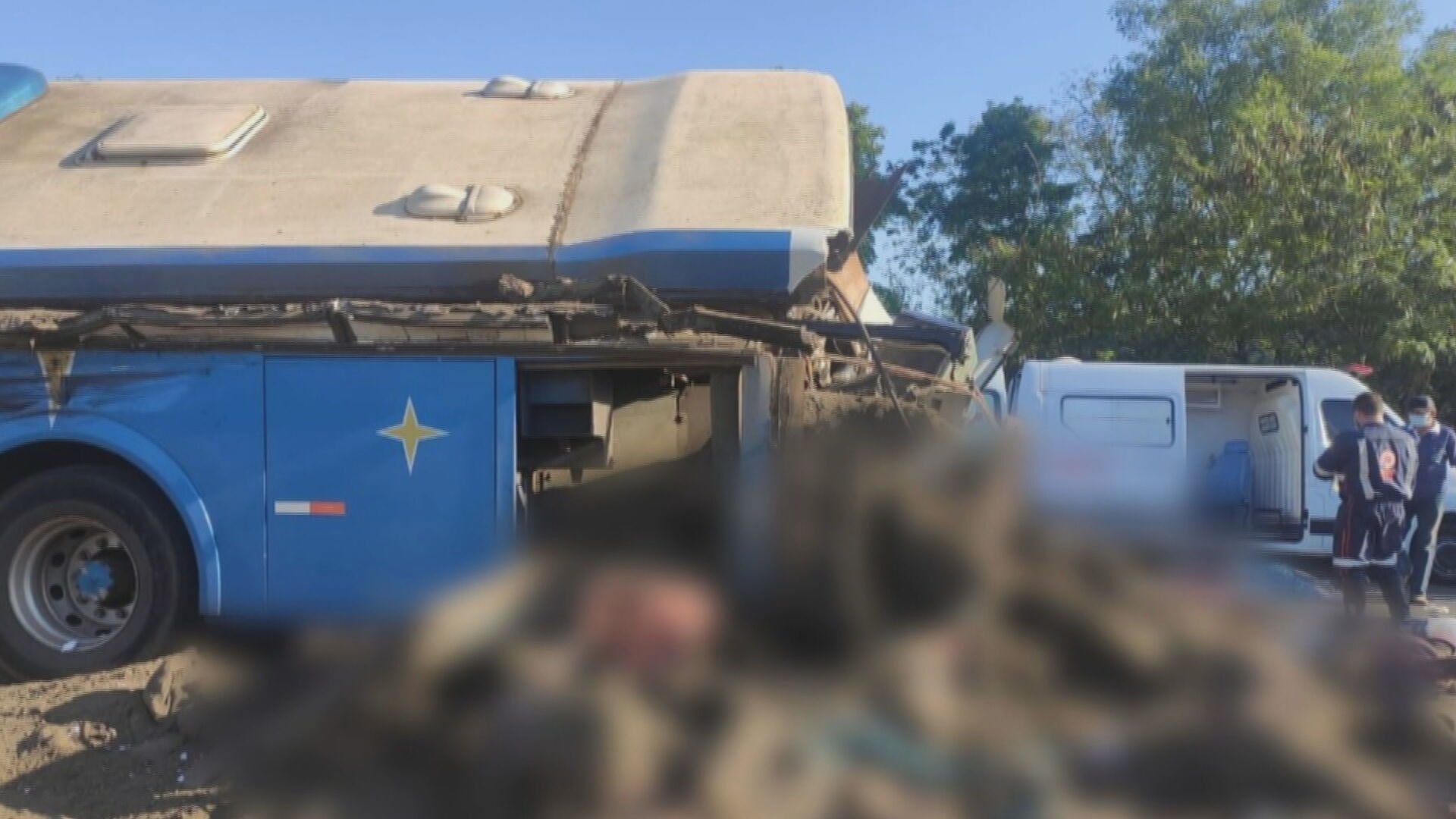 Acidente entre ônibus e caminhão deixa 22 mortos no interior de SP