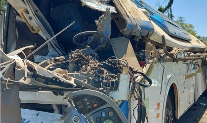 Parte da carroceria do caminhão cortou ônibus ao meio, diz PM