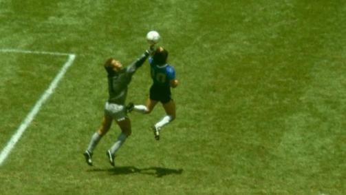 &quot;Mão de Deus&quot;: Momentos antes de Maradona fazer gol de mão na Copa de 1986