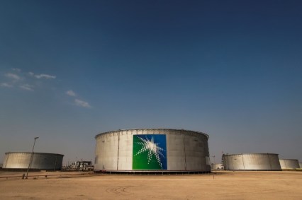 Tanques de petróleo na Arábia Saudita