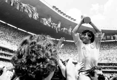 Diego Maradona é carregado nos braços pela torcida após vitória da Argentina na 