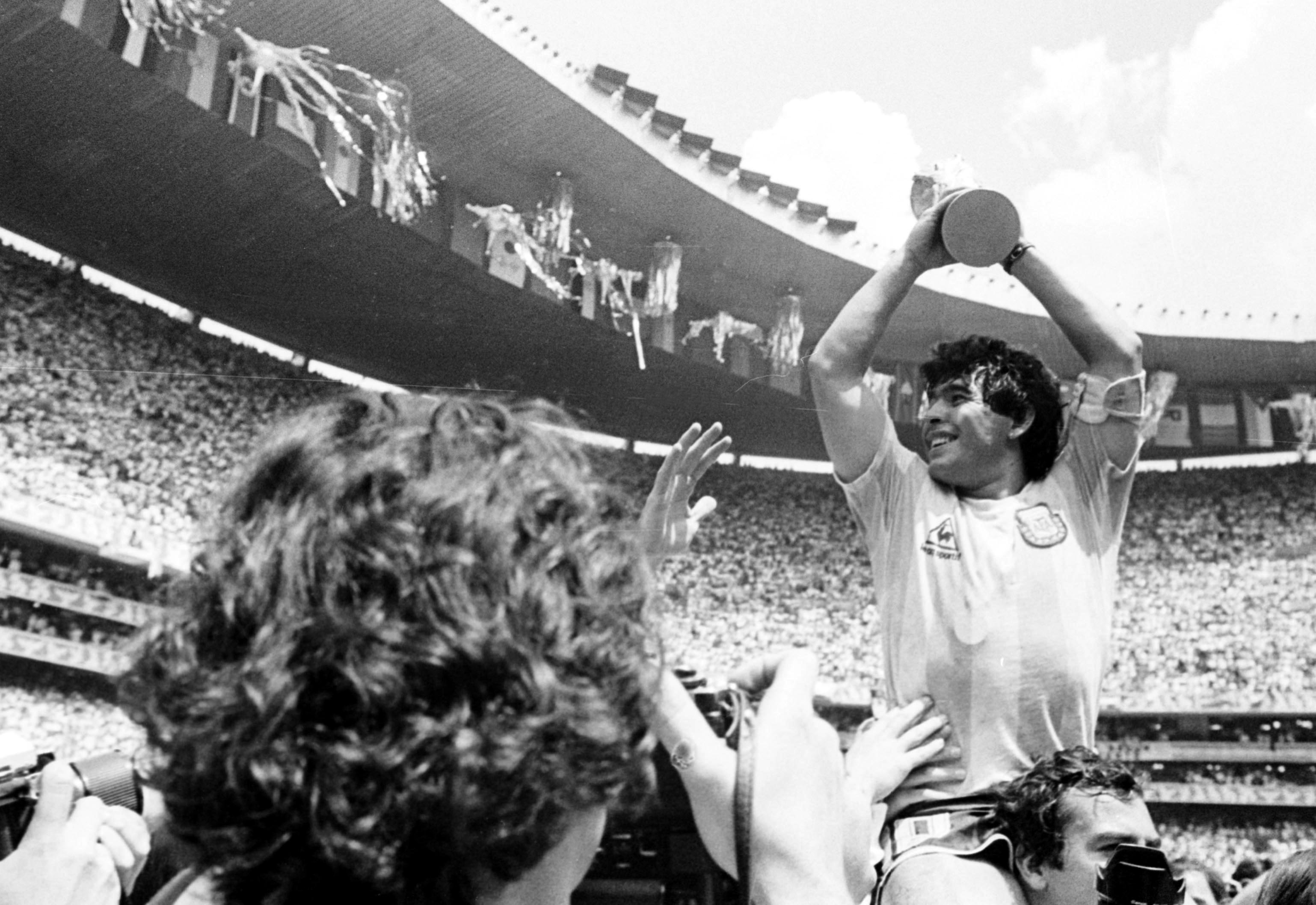 Diego Maradona é carregado nos braços pela torcida após vitória da Argentina na 