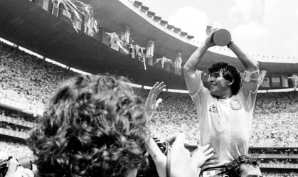 Quem foi Diego Maradona? Relembre biografia do ídolo, dos títulos às polêmicas