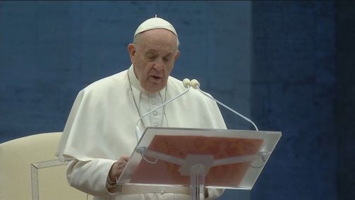 Papa Francisco reza só e concede indulgência plenária por pandemia no Vaticano