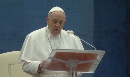 Papa Francisco reza só e concede indulgência plenária por pandemia no Vaticano