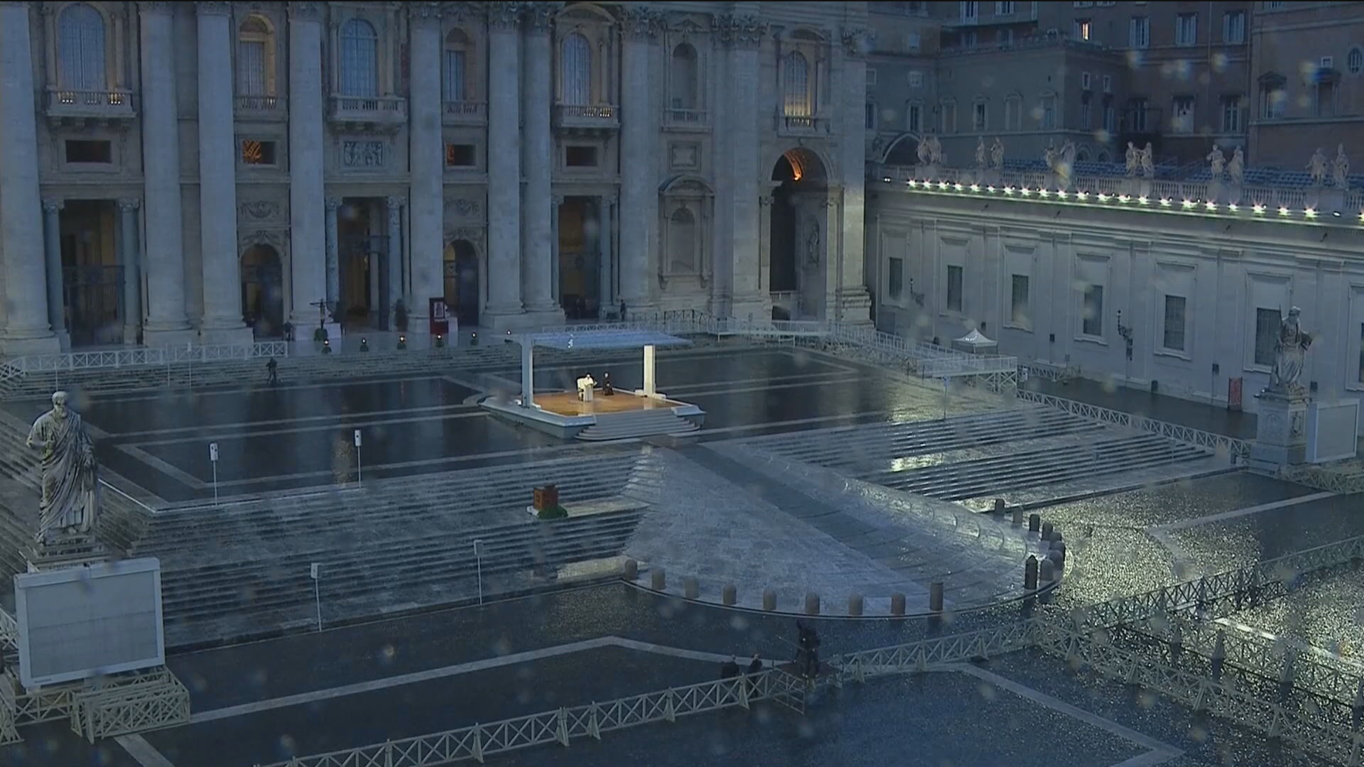 Papa Francisco reza só e concede indulgência plenária por pandemia no Vaticano