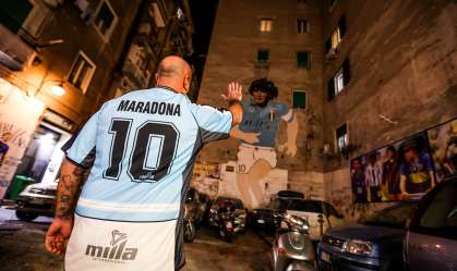 Estádio do Napoli será renomeado para Diego Armando Maradona, diz prefeito