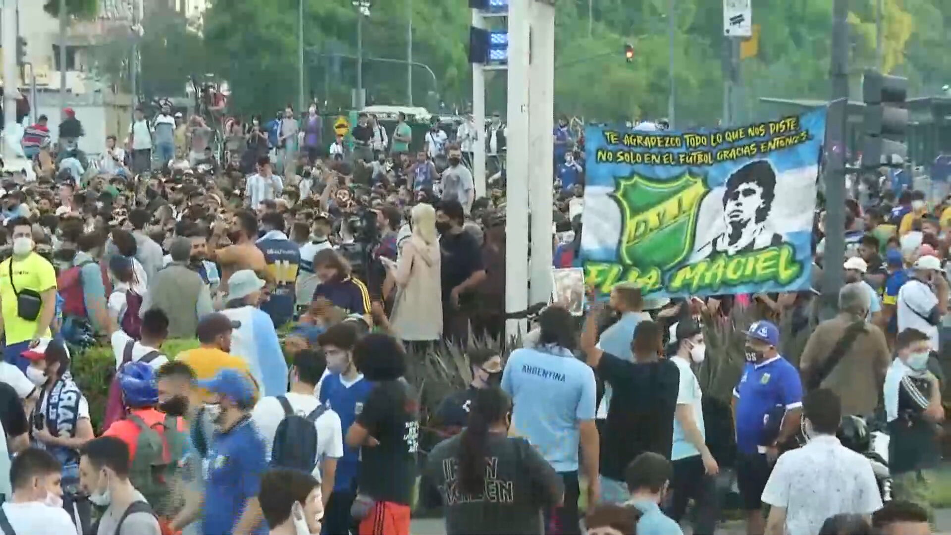 Multidão se reúne em Buenos Aires para homenagear Diego Maradona (25.nov.2020)