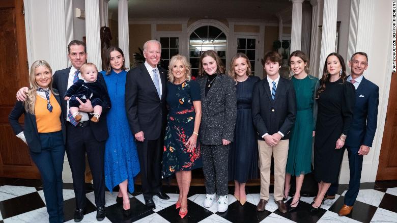 Da esq. para dir., Melissa Cohen, Hunter Biden, Beau Biden, Naomi Biden, Joe Biden, Jill Biden, Maisy Biden, Finnegan Biden, Hunter Biden, Natalie Biden, Ashley Biden e Howard Krein / Foto: Adam Schultz - 07.nov.2020 / Campanha de Joe Biden