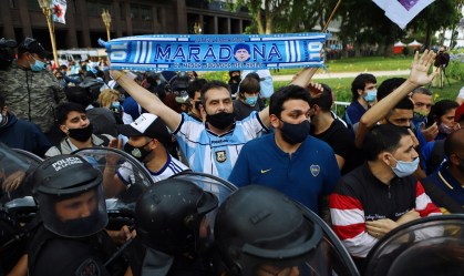 Fã com faixa tenta entrar na Casa Rosada para o velório de Maradona