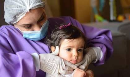 Mãe relata melhora em bebê tratada com medicamento de R$ 12 milhões