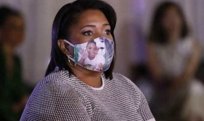 Mãe do menino Miguel, morto ao cair de prédio no Recife, decide cursar Direito