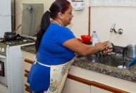 Brasil perdeu 826 mil postos de empregos do lar na pandemia, diz estudo