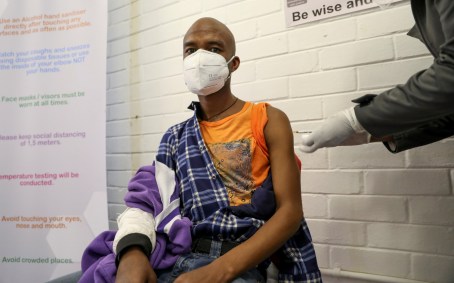 Homem é vacinado em Soweto, África do Sul