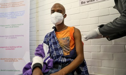 Homem é vacinado em Soweto, África do Sul