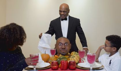 Mike Tyson come orelha de bolo com formato da cabeça de Roy Jones Jr.