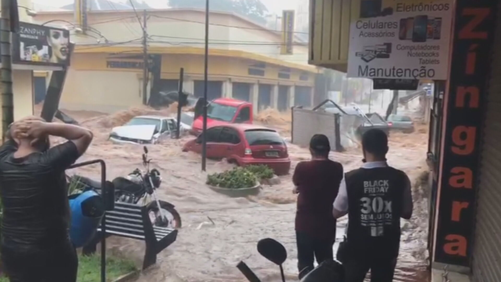 Enchente em São Carlos (SP) arrastou carros durante forte chuva
