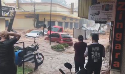 Chuva arrasta carros durante alagamento em São Carlos (SP); veja imagens