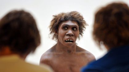 Representação de homem Neandertal