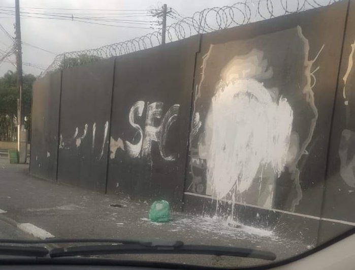 Imagem de Maradona foi vandalizada no muro do CT Rei Pelé,  do Santos