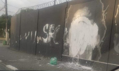 Rosto de Maradona pintado no CT do Santos é alvo de vandalismo
