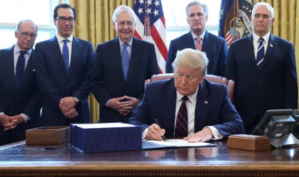 Trump assina pacote de US$ 2,2 trilhões contra efeitos do coronavírus